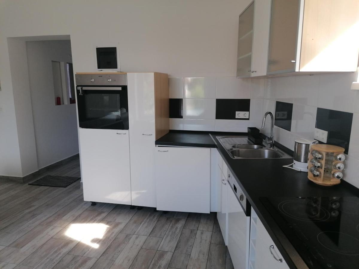 Cuki Apartmanok Dombovar Exterior photo